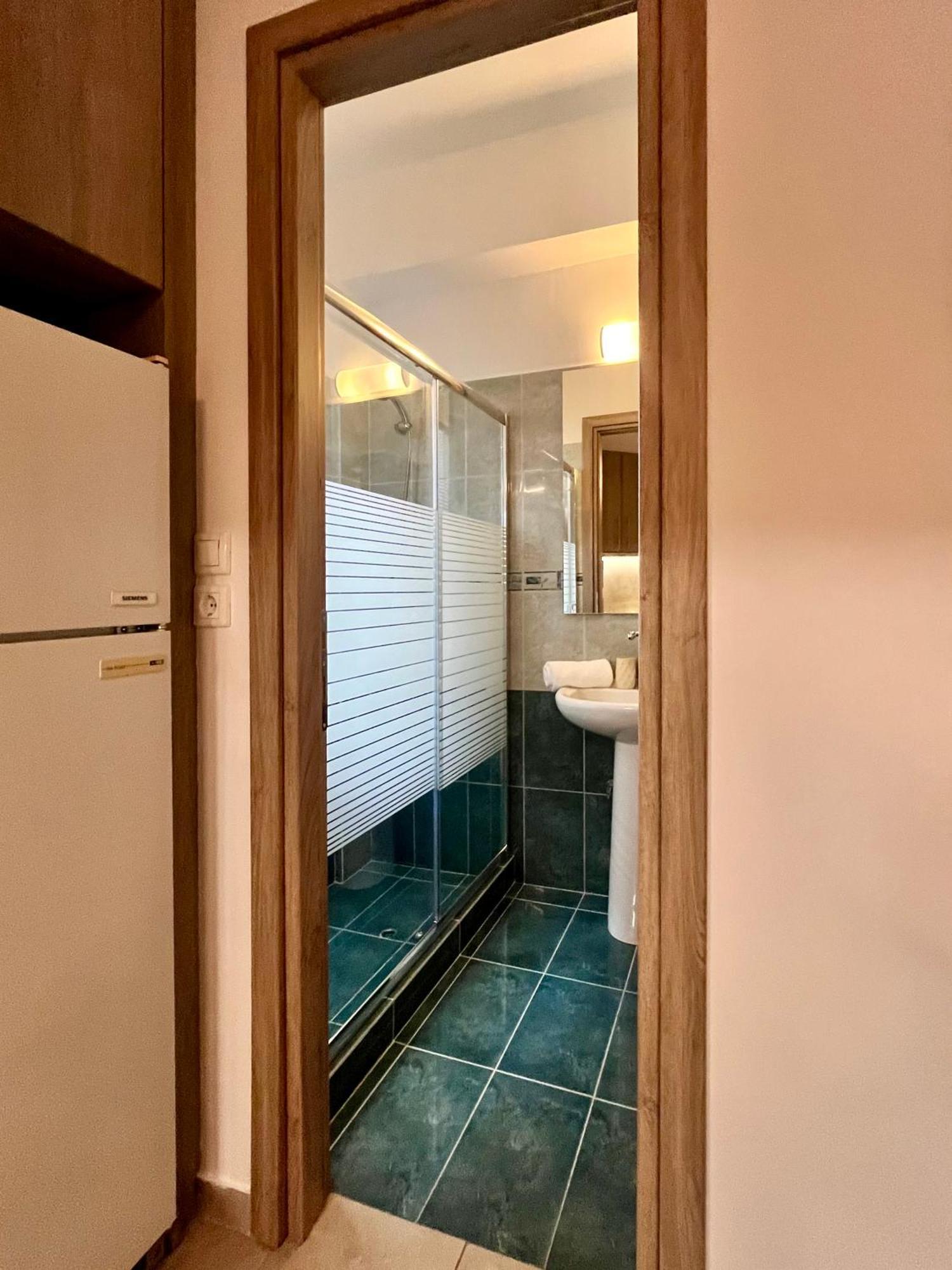 Lia'S Luxury Apartment - Near Airport Коропион Экстерьер фото