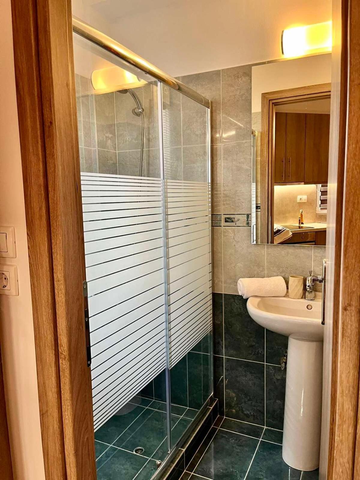 Lia'S Luxury Apartment - Near Airport Коропион Экстерьер фото